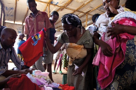 Rwandan refugees search for belongings