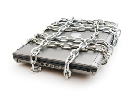 laptop_in_lock_and_chain_450.jpg