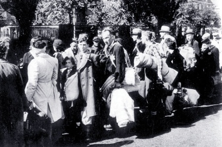 Dutch Jewish families leaving Amsterdam, 1942