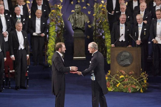 Ο Andrew Fire λαμβάνει Βραβείο Νόμπελ Ιατρικής, 2006